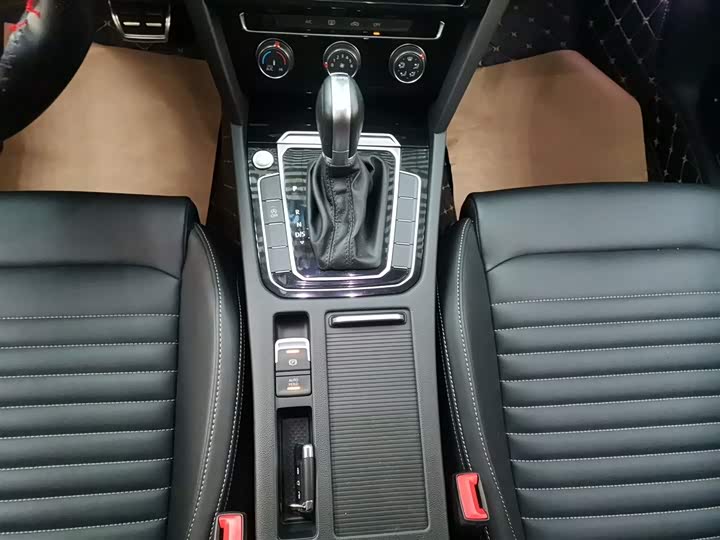 Фото 14 - Volkswagen Magotan