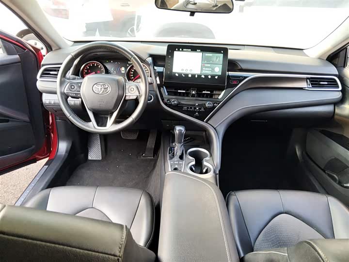 Фото 10 - Toyota Camry