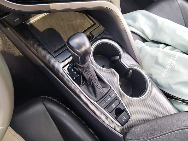 Фото 14 - Toyota Camry