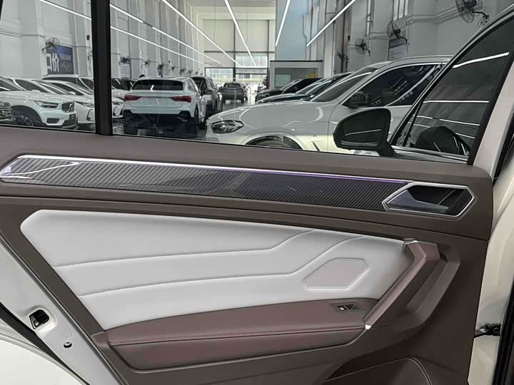 Фото 17 - Volkswagen Tiguan L Pro