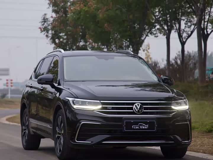 Фото 1 - Volkswagen Tiguan L Pro