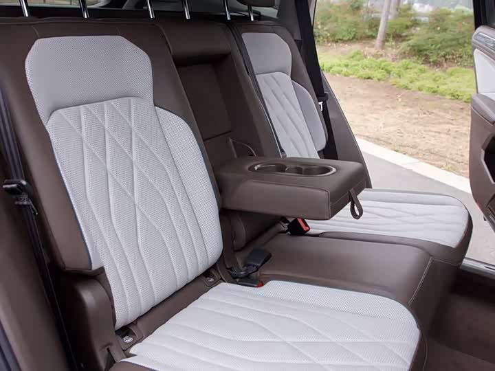 Фото 12 - Volkswagen Tiguan L Pro