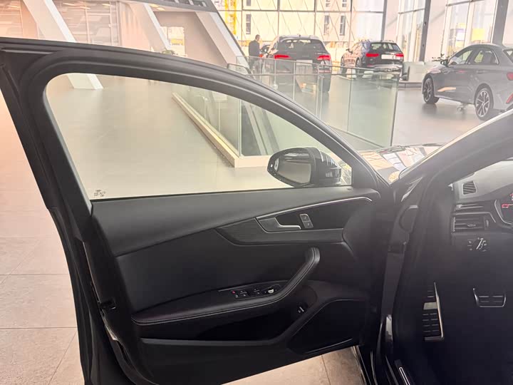 Фото 10 - Audi A4L