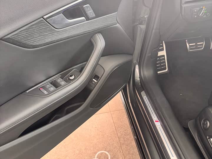 Фото 12 - Audi A4L