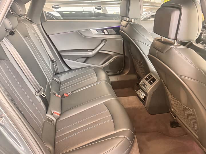 Фото 13 - Audi A4L