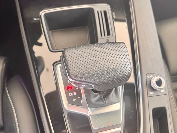 Фото 15 - Audi A4L