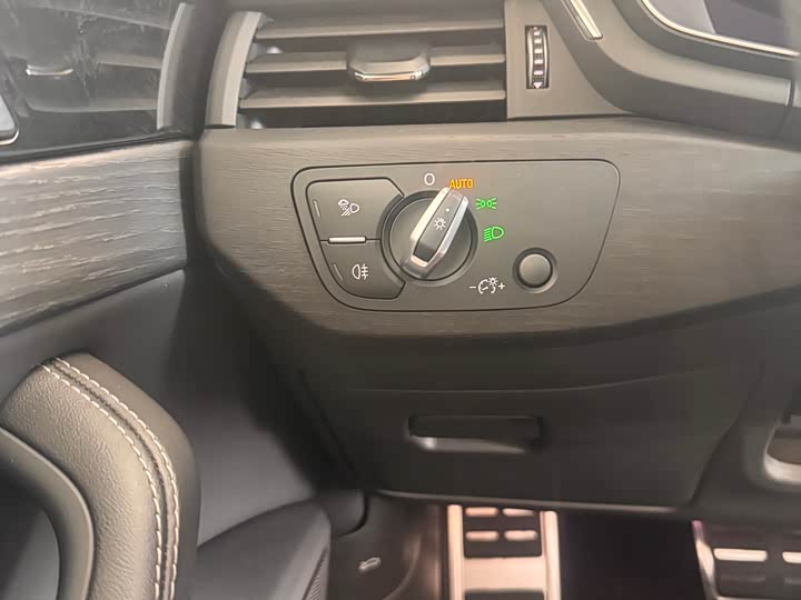 Фото 19 - Audi A4L