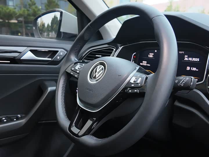 Фото 13 - Volkswagen T-Roc