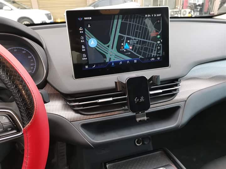 Фото 13 - Hongqi E-QM5