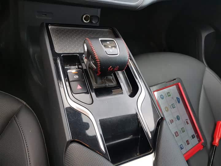 Фото 14 - Hongqi E-QM5