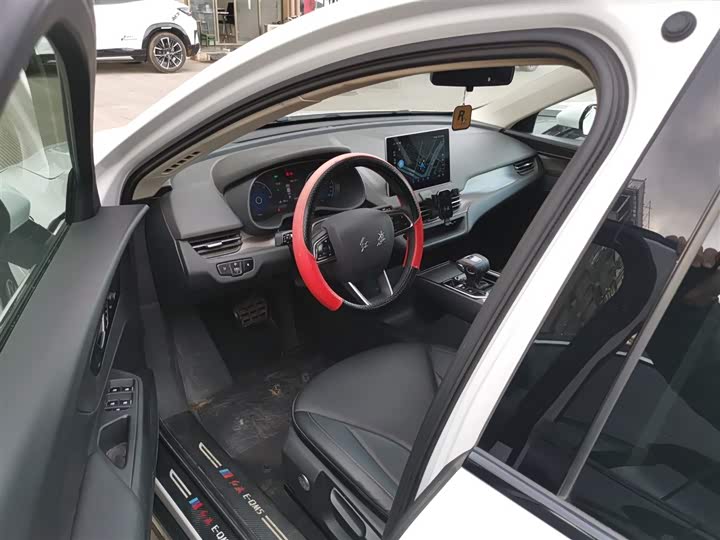 Фото 16 - Hongqi E-QM5