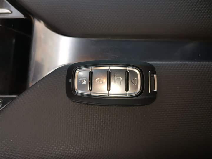 Фото 9 - Hongqi E-QM5