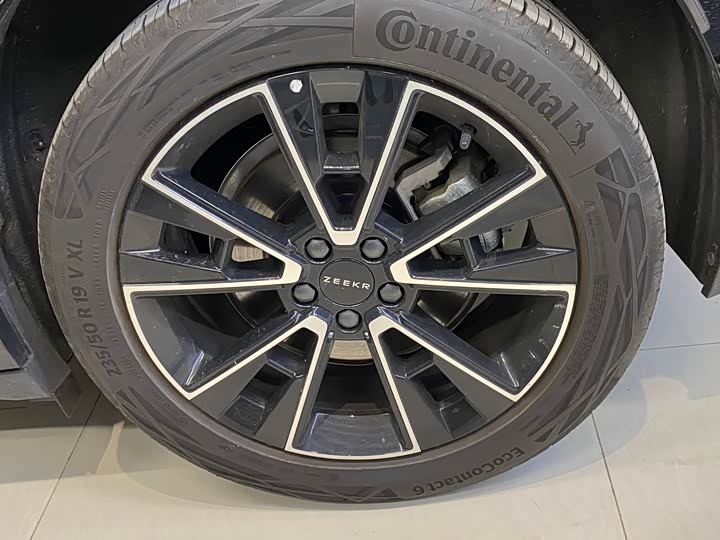 Фото 14 - Zeekr X