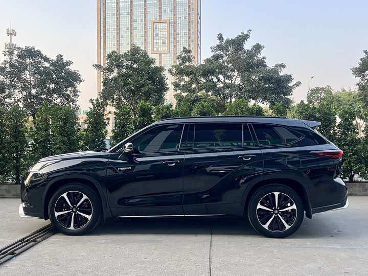 Фото 8 - Toyota Crown Kluger