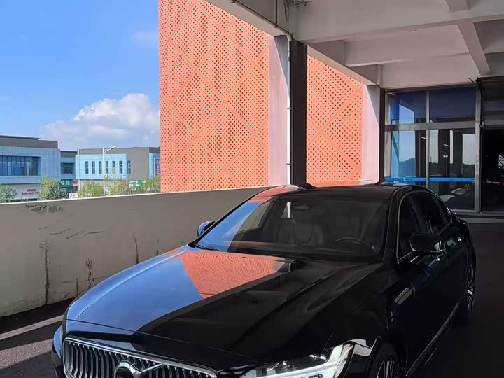 Фото 1 - Volvo S90