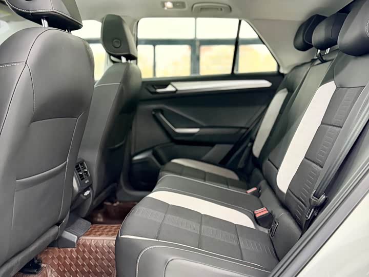 Фото 15 - Volkswagen T-Roc