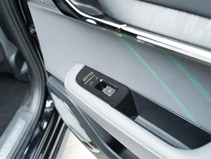 Фото 14 - Zeekr 001