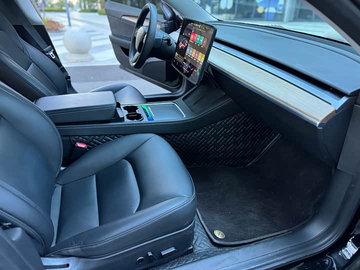 Фото 4 - Tesla Model 3