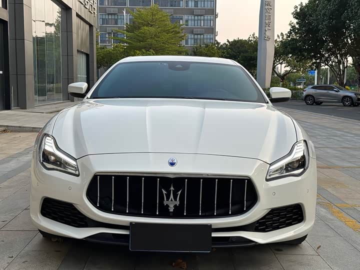 Фото 2 - Maserati Quattroporte