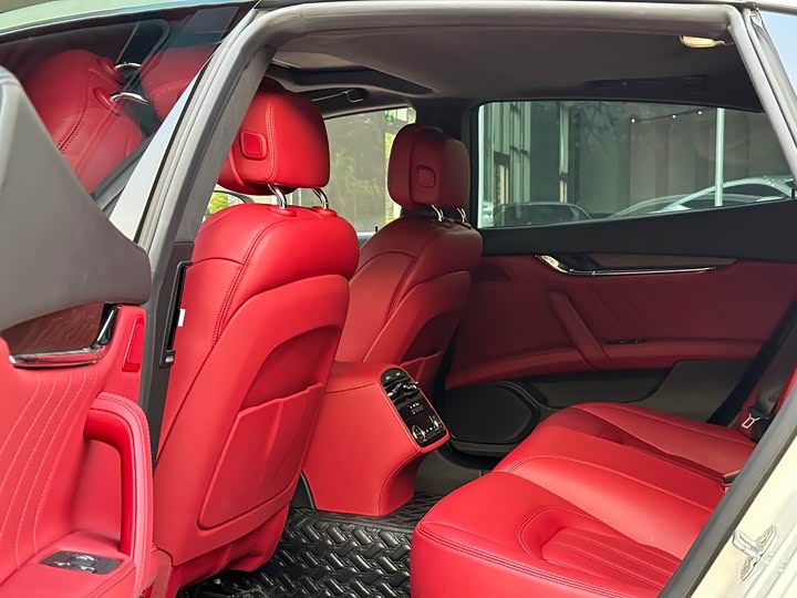 Фото 9 - Maserati Quattroporte