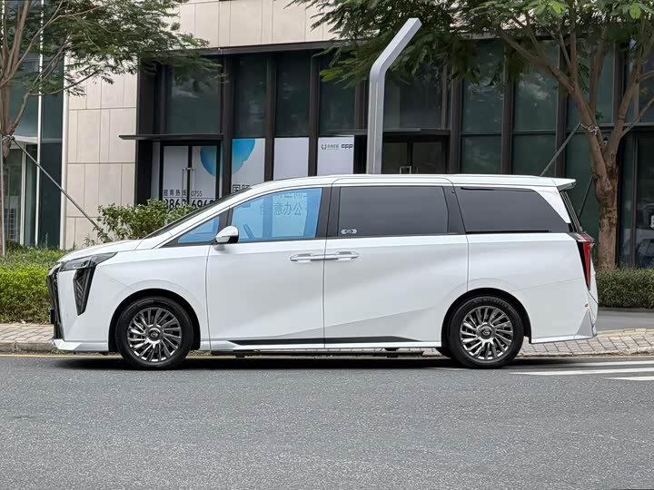 Фото 2 - GAC Trumpchi M8