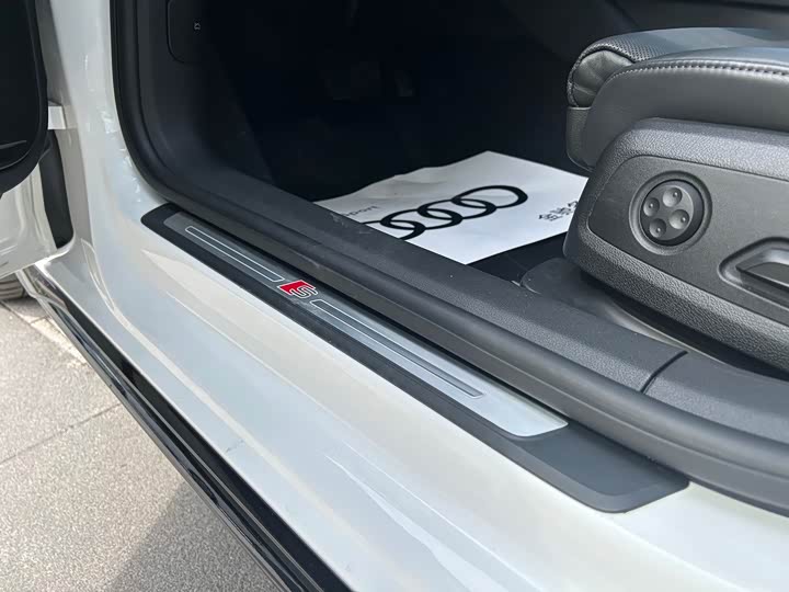 Фото 10 - Audi A4L