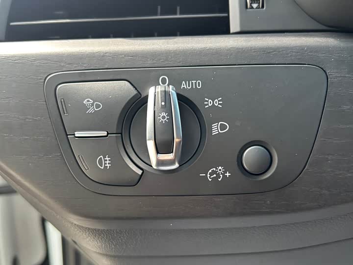 Фото 13 - Audi A4L