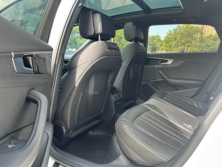 Фото 17 - Audi A4L