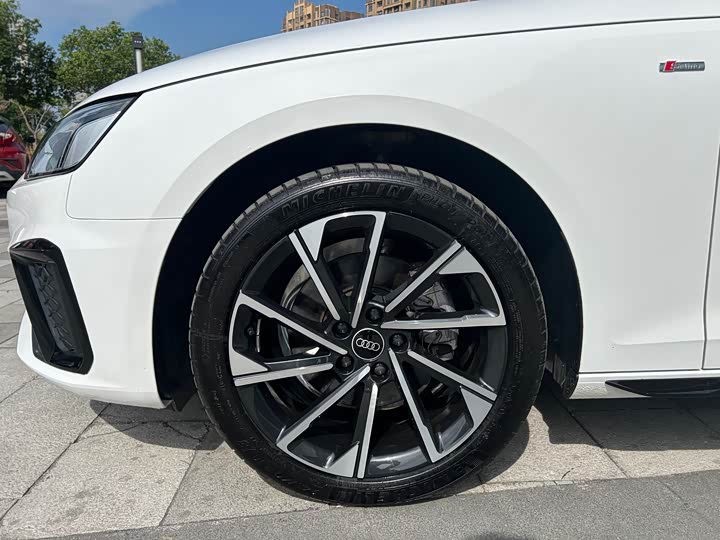 Фото 27 - Audi A4L