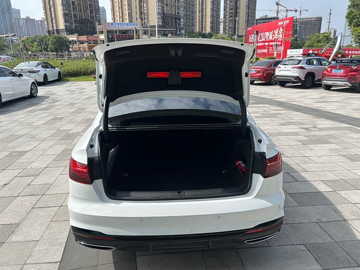 Фото 34 - Audi A4L