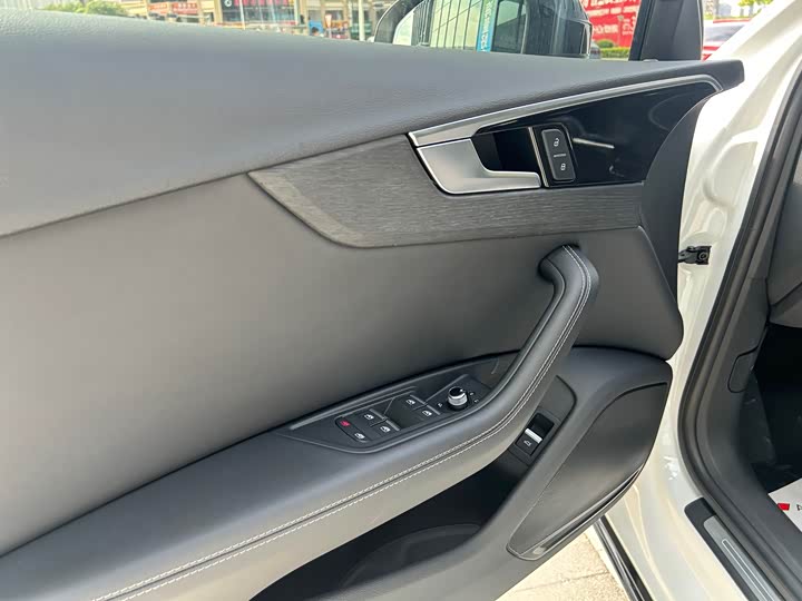 Фото 9 - Audi A4L