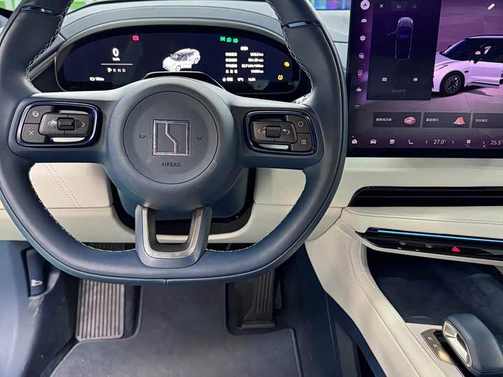 Фото 13 - Zeekr 001