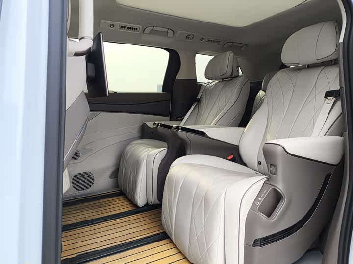 Фото 13 - Denza D9