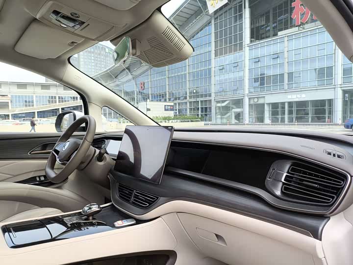 Фото 19 - Denza D9