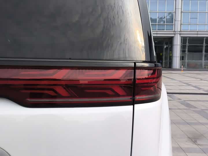 Фото 22 - Denza D9