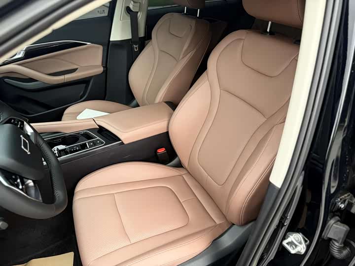 Фото 13 - Bestune B70