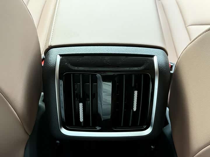 Фото 15 - Bestune B70