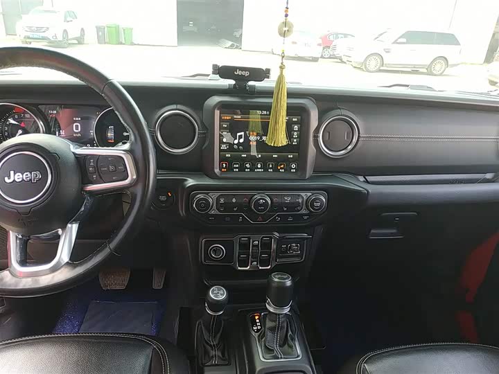 Фото 13 - Jeep Wrangler Hybrid