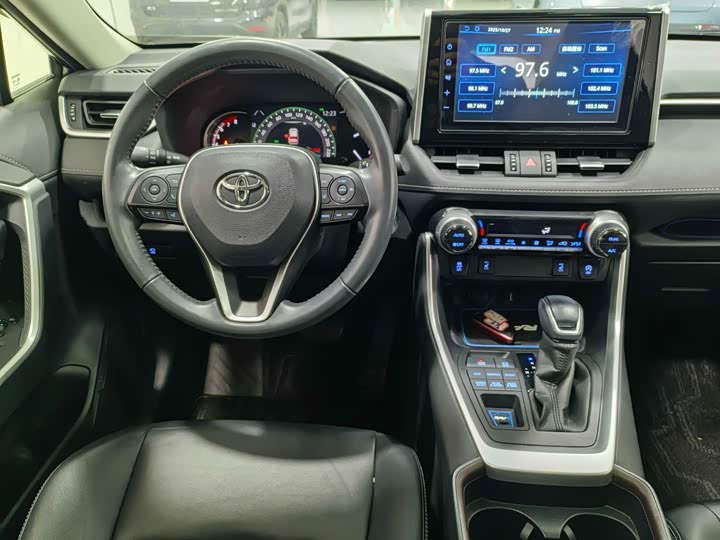 Фото 10 - Toyota RAV4