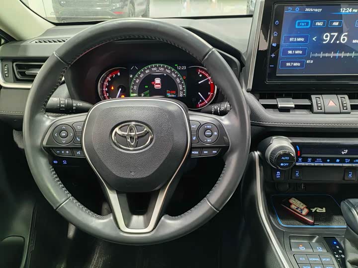 Фото 11 - Toyota RAV4