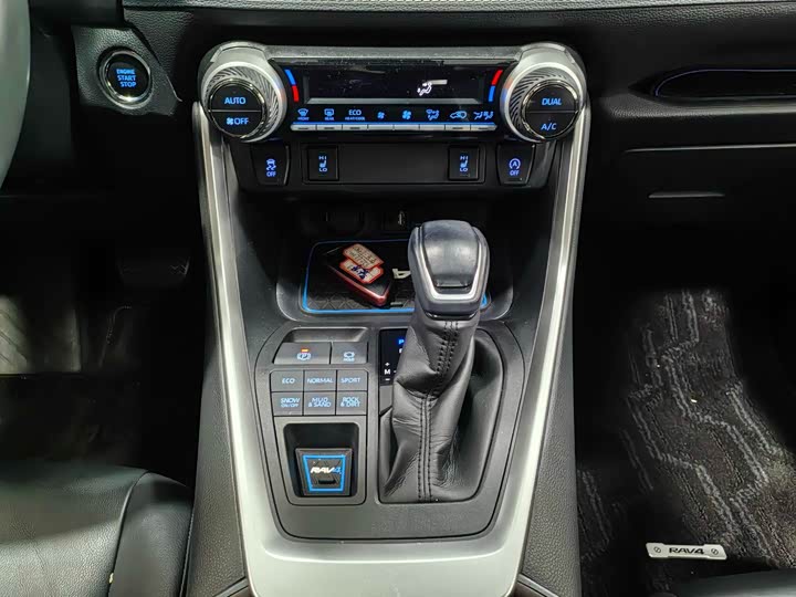 Фото 12 - Toyota RAV4