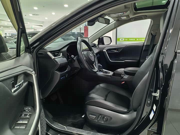 Фото 13 - Toyota RAV4