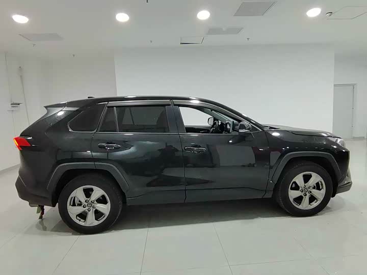 Фото 4 - Toyota RAV4