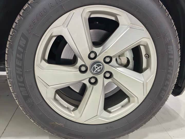 Фото 7 - Toyota RAV4