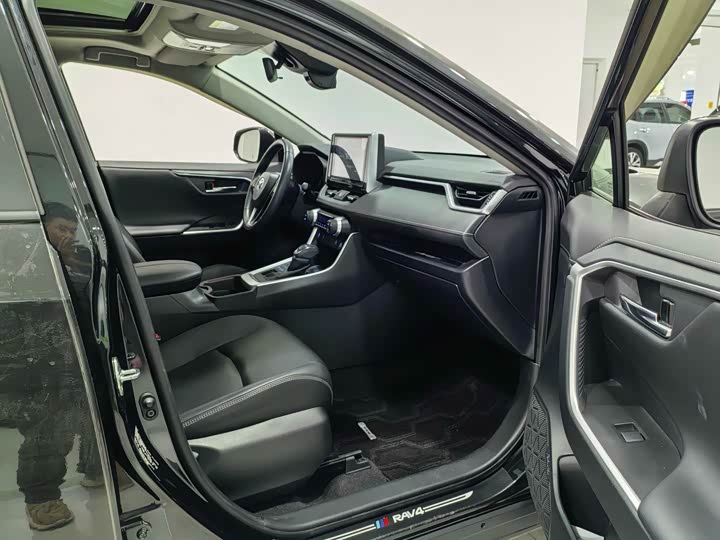 Фото 8 - Toyota RAV4