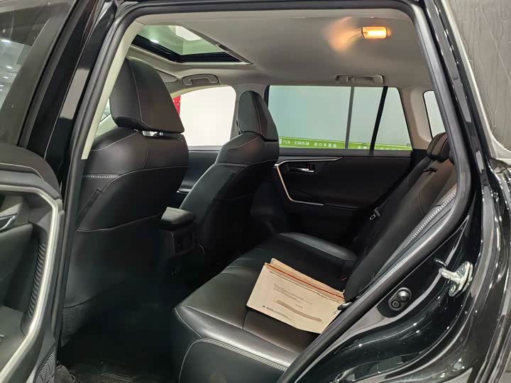 Фото 9 - Toyota RAV4