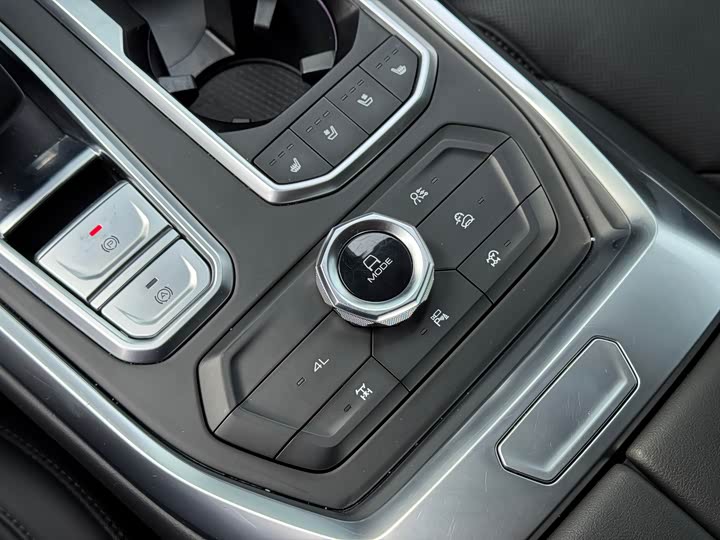 Фото 11 - Tank 400 Hybrid