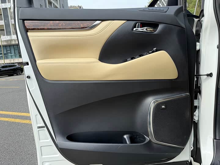 Фото 16 - Toyota Alphard