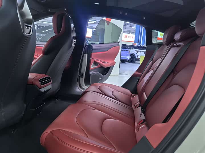 Фото 14 - Xiaomi SU7