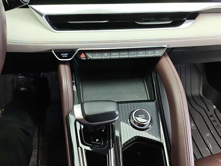 Фото 16 - Geely Monjaro